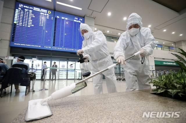[인천공항=뉴시스]김선웅 기자 = 영국발 입국 확진자로부터 코로나19 변이 바이러스가 확인된 가운데 지난달 28일 인천국제공항입국장에서 방역 관계자들이 방역작업을 하고 있다. 2020.12.28. mangusta@newsis.com