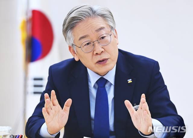 [수원=뉴시스] 김종택기자 = 이재명 경기도지사가 뉴시스와 가진 신년인터뷰에서 올해 역점사업에 대해 설명하고 있다. 2020.12.29. jtk@newsis.com