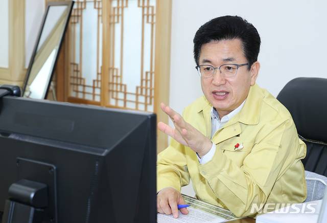 [대전=뉴시스] 허태정 대전시장이 11일 주간업무회의르 주재하면서 코로나19 백신 우선접종 대상자 파악을 주문하고 있다.