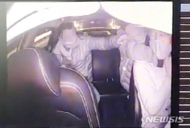 [천안=뉴시스]이종익 기자 = 충남 천안시 성환읍 일원 사거리에서 남성 승객이 신호 대기 중 택시 기사의 목을 졸라 동승자가 말리고 있다. 2020.01.11. (사진=제보자 제공 동영상 캡쳐)  photo@newsis.com