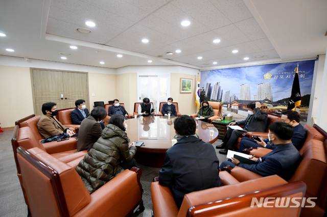 [김포=뉴시스] 정일형 기자=경기 김포시의회 의원들이 최근 차량 고장으로 멈춰선 도시철도에 대해 종합적인 안전점검을 적극 검토할 것을 주문했다고 11일 밝혔다. (사진은 김포시의회 제공)