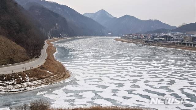 [단양=뉴시스] 이병찬 기자 = 충북 단양군 남한강(단양호)이 계속된 한파에 꽁꽁 얼어붙었다. 2021.01.11. bclee@newsis.com
