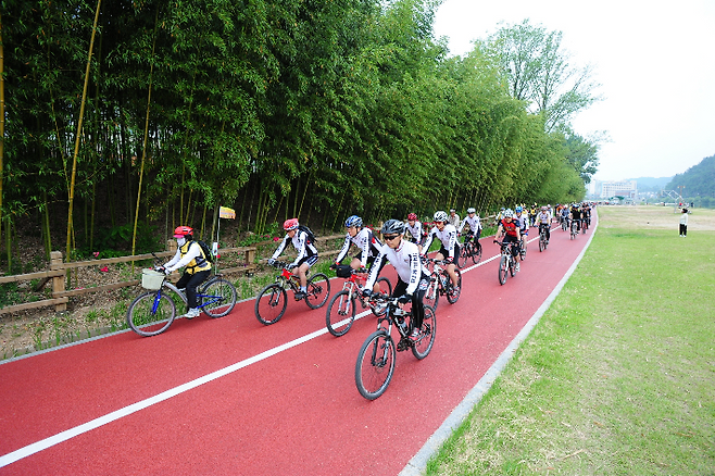 진주시예술회관~진양교 자전거도로. 진주시 제공