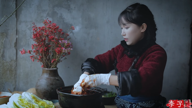 중국의 유명 유튜버가 김장하는 동영상을 올리고는 '중국 음식'으로 소개해 논란이 되고 있다. 사진은 유튜버 리쯔치(李子柒) 동영상 갈무리