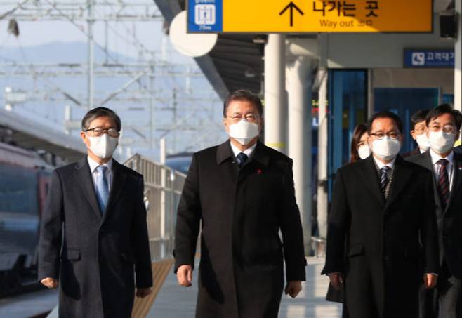 문재인 대통령이 변창흠 국토교통부 장관(왼쪽), 유영민 비서실장과 함께 4일 오전 강원 원주시 원주역사에서 열린 저탄소·친환경 고속열차인 KTX 이음 개통식에 참석하고 있다. 연합뉴스