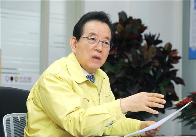 10일 정순균 강남구청장이 재산세공동과세 비율을 50%에서 60%로 인상하는 내용을 담은 지방세기본법 개정안에 대해 조목조목 비판하고 있다.강남구 제공