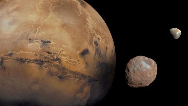 화성과 두 개의 위성 포보스와 데이모스.(출처: © NASA/ JPL)