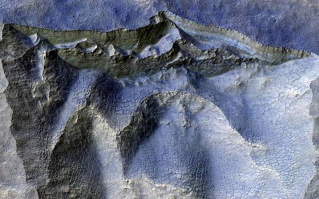 화성의 얼음 절벽(사진=NASA)