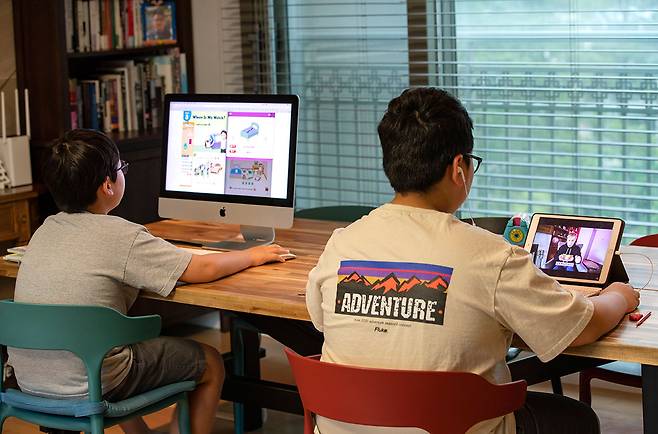 ⓒ시사IN 조남진2020년 6월2일 인천의 한 가정에서 초등학생들이 온라인 수업을 하고 있다.