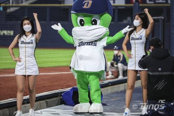 NC 마스코트 둘리(가운데)가 창원NC파크에서 치어리더들과 함께 응원하고 있다. NC는 올해 자신의 친구들과 함께 ‘엔팍’을 찾는 자신을 그리고 있다. 사진제공 | NC 다이노스