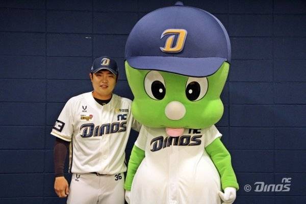 둘리(오른쪽)의 첫 업무는 ‘희동이’ 권희동과 만남이었다. 사진제공 | NC 다이노스