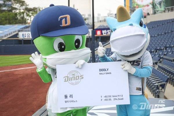 둘리(왼쪽)가 명함을 들고 마스코트 선배 단디와 기념촬영 중이다. 둘리는 자신보다 어린 단디, 쎄리에게 꼬박꼬박 ‘선배’라고 부르며 사회생활력을 뽐냈다. 사진제공 | NC 다이노스