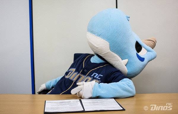 2016시즌을 앞두고 NC와 연봉협상에 난항을 겪자 배짱을 부리고 있는 단디. 사진제공 | NC 다이노스