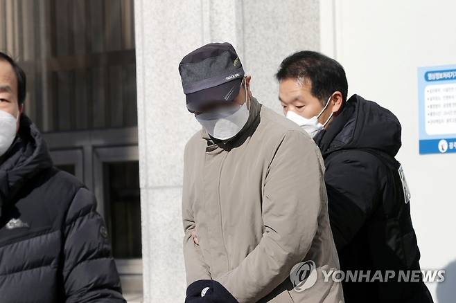 '금은방 털이' 영장실질심사 받은 현직 경찰 (광주=연합뉴스) 천정인 기자 = 8일 오전 광주 동구 광주지법에서 금은방을 턴 혐의로 체포된 광주 서부경찰서 임모 경위가 구속 전 피의자심문(영장실질심사)을 마치고 호송차량으로 돌아가고 있다. 2021.1.8 iny@yna.co.kr