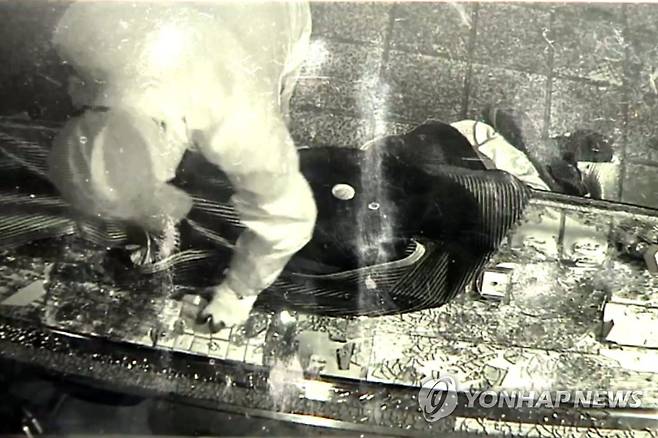 광주서 현직 경찰관이 금은방 털어 (광주=연합뉴스) 광주 남부경찰서는 금은방에 침입해 수천만원 상당의 귀금속을 훔친 혐의(특수절도)로 광주 서부경찰서 모 지구대 소속 임모 경위를 긴급체포해 조사하고 있다고 7일 밝혔다. 임 경위는 채무에 시달리다가 금은방을 턴 것으로 조사됐다. 사진은 범행 당시 모습이 촬영된 금은방 폐쇄회로(CC)TV 영상을 갈무리한 모습. 2021.1.7 [독자 제공. 재판매 및 DB 금지] hs@yna.co.kr