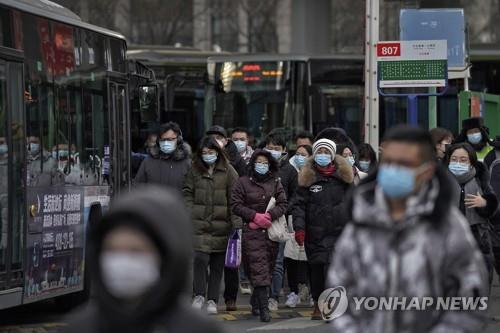 버스에서 내리는 중국 베이징 시민들 [AP=연합뉴스]