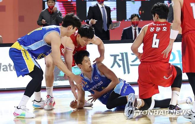 삼성 장민국 '내 공인데' (서울=연합뉴스) 임헌정 기자 = 11일 서울 송파구 잠실학생체육관에서 열린 2020-2021 프로농구 SK 대 삼성 경기.     삼성 장민국이 양팀 선수들에 둘러싸여 공을 놓치지 않으려 애쓰고 있다. 2021.1.11 kane@yna.co.kr
