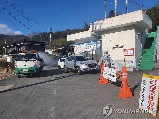 진주 오리농장 긴급 방역 (진주=연합뉴스) 출하전 검사에서 고병원성 조류인플루엔자(AI) 의심 사례가 나온 경남 진주시 수곡면의 오리 농장 주변에서 공무원 등이 9일 통행을 제한하고 긴급 방역을 하고 있다.       2021.1.9 [연합뉴스TV 김완기 촬영] seaman@yna.co.kr