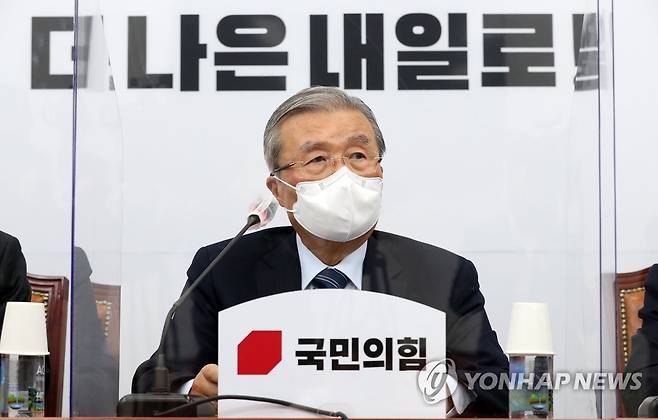 비대위 발언하는 김종인 (서울=연합뉴스) 진성철 기자 = 국민의힘 김종인 비상대책위원장이 11일 국회에서 열린 비상대책위원회의에서 발언하고 있다.  2021.1.11 zjin@yna.co.kr