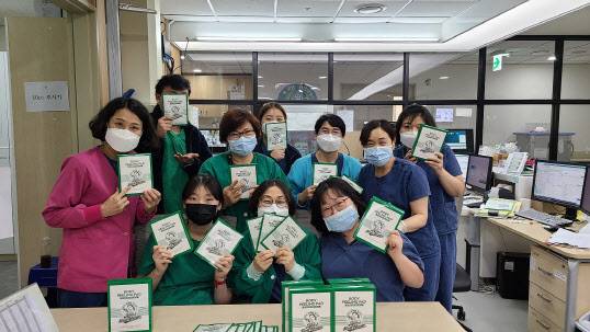 간호사들이 대상그룹이 제공한 100LBAS ‘엄마의목욕탕레시피 바디필링패드’를 들고 기념 사진을 찍고 있다.(사진=대상)