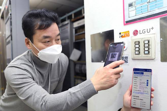 LG유플러스 직원이 모바일 앱으로 만든 ‘국사 당직일지’를 이용하고 있는 모습. LG유플러스 제공