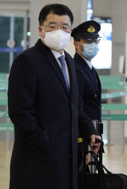 최종건 외교부 1차관이 9일 오후 인천국제공항 제1여객터미널 출국장에서 이란으로 가기 위해 출국 수속을 기다리고 있다. 최 차관은 카타르 도하를 경유해 이란 테헤란에 도착한 뒤 억류된 우리나라 국적 화학 운반선 ‘한국케미호’와 선원의 석방 교섭에 나선다.[사진=연합 제공]