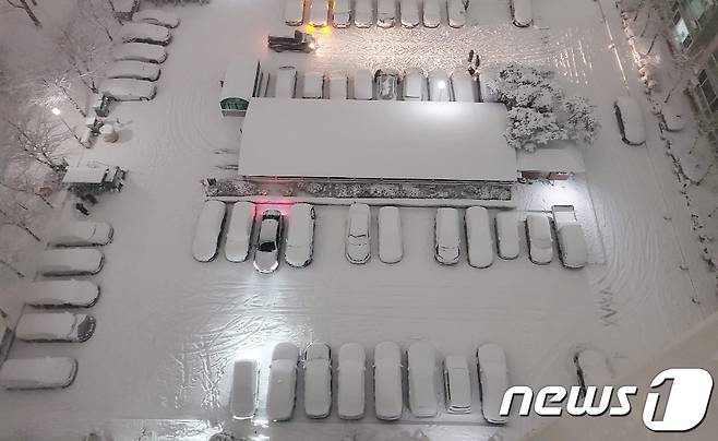 대전지역에 많은 눈이 내린 지난 6일 저녁 대전의 한 아파트 단지 내 주차장이 눈으로 덮여 있다. 2020.1.6/뉴스1 © News1 김경훈 기자