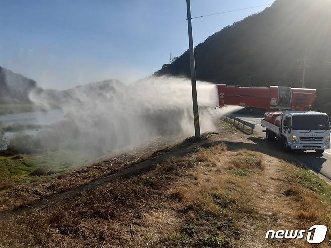 밀양시가 지난 11일 가산저수지에서 AI 발생방지를 위해 방역을 실시하고 있다. © 뉴스1