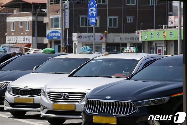 전북 장수군이 법인택시 운수종사자에게 긴급고용안정지원금을 지급한다./ 뉴스1