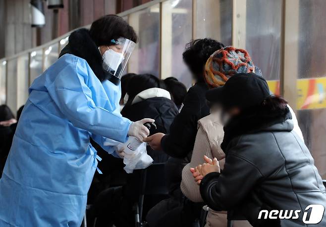사흘 연속 신종 코로나바이러스 감염증(코로나19) 확진자가 600명대를 기록한 10일 오후 서울 송파구보건소에 마련된 코로나19 선별진료소를 찾은 시민들을 검사 순서를 기다리고 있다. 2021.1.10/뉴스1 © News1 이재명 기자