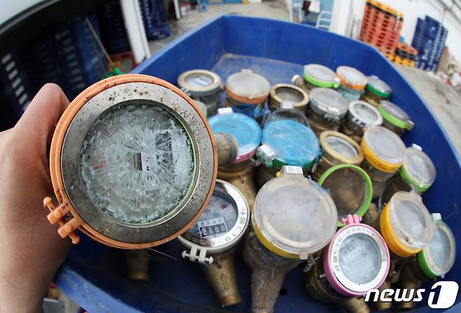 북극발 한파가 맹위를 떨치고 있는 가운데 11일 오후 서울 종로구 중부수도사업소 효자가압소에 동파 된 수도계량기가 놓여 있다. 전국 동파 사고는 계량기 동파 4987건, 수도관 동파 259건 등 총 5246건 발생했다. 2021.1.11/뉴스1 © News1 박정호 기자