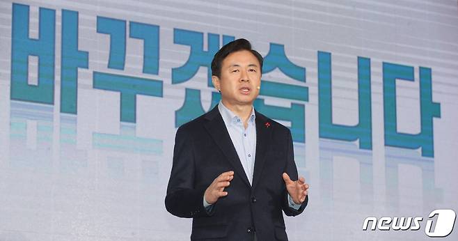 김영춘 전 국회 사무총장이 12일 오후 부산 영도구의 한 복합문화공간에서 부산시장 보궐선거 출마 선언을 하고 있다. 2021.1.12/뉴스1 © News1 여주연 기자