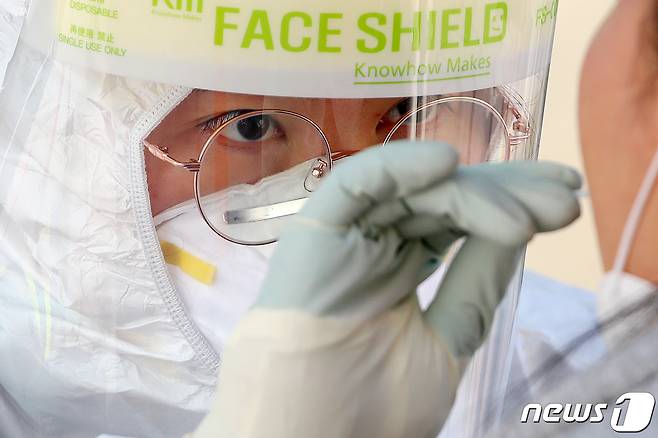 코로나19 검체 검사/뉴스1 © News1 공정식 기자