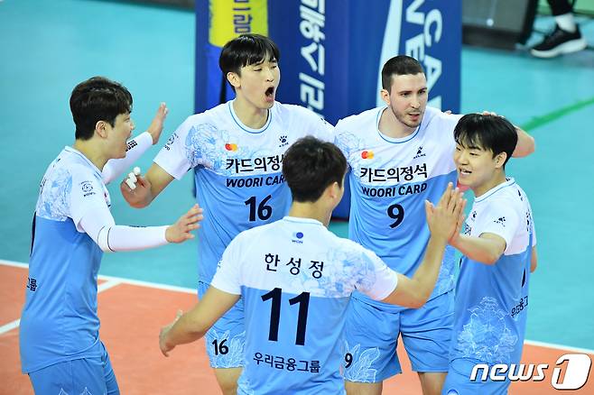 우리카드가 12일 인천계양체육관에서 열린 대한항공과의 경기에서 진땀승을 거뒀다. (한국배구연맹 제공) © 뉴스1