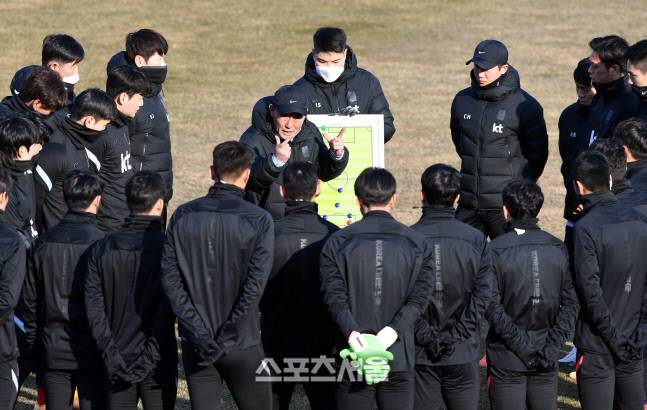 올림픽대표팀 김학범 감독(가운데)이 12일 강릉종합운동장에서 훈련을 시작하면서 선수들에게 이야기를 하고 있다. 2021. 1. 12. 강릉 | 박진업기자 upandup@sportsseoul.com