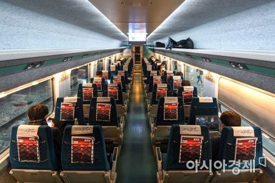 한국철도는 올해 설 연휴에도 신종 코로나바이러스감염증(코로나19) 확산 방지를 위해 열차 내 거리두기를 강화, 창측 좌석만 예매를 한다고 밝혔다. 사진은 기사와 무관함 /강진형 기자aymsdream@