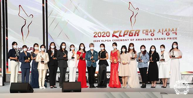 <YONHAP PHOTO-3795> KLPGA 시상식     (서울=연합뉴스) 24일 서울 송파구 롯데호텔월드에서 열린 2020 KLPGA 대상 시상식.     대상을 수상한 최혜진, 상금왕과 평균타수, 인기상 등을 수상한 김효주, 신인상을 차지한 유해란 등 수상자들이 기념촬영을 하고 있다. 2020.11.24 [KLPGA 제공. 재판매 및 DB 금지]     photo@yna.co.kr/2020-11-24 20:40:31/ <저작권자 ⓒ 1980-2020 ㈜연합뉴스. 무단 전재 재배포 금지.>