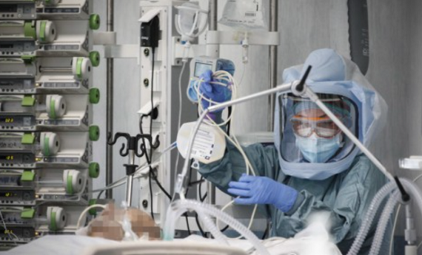 이탈리아 로마의 한 병원에서 의료진이 코로나19 환자를 치료하고 있다./EPA연합뉴스