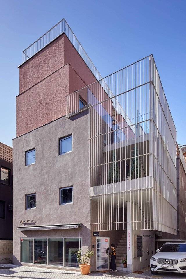 반지하와 하숙집은 어둡고 비좁은 공간의 이미지를 품은 단어다. 에이코랩의 서울 성산동 다중주택은 용도에 따른 건축 규정의 적용 
묘미를 최대한 살려 쾌적하고 널찍한 반지하 사무 공간, 깔끔하고 안락한 임대주거 공간을 구현한 건물이다. ⓒ노경