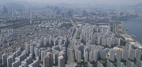 사진은 토지거래허가제가 시행 중인 서울 송파구 잠실 일대 아파트 단지 모습. <연합뉴스>