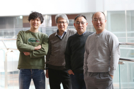 불투명한 소재를 활용해 새로운 레이저 제작 기술을 개발한 이겨레 박사(왼쪽부터), 김도경 교수, 이상민 교수, 박용근 교수가 기념촬영을 하고 있다.



KAIST 제공