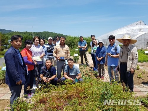 지난 2018년 6월 경북농민사관학교 유기농업인과정 교육생들이 경북도 생물자원연구소 시험 포장을 둘러보고 있다. 사진=뉴시스