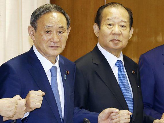 스가 요시히데 일본 총리와 니카이 도시히로 자민당 간사장(오른쪽). AP뉴시스