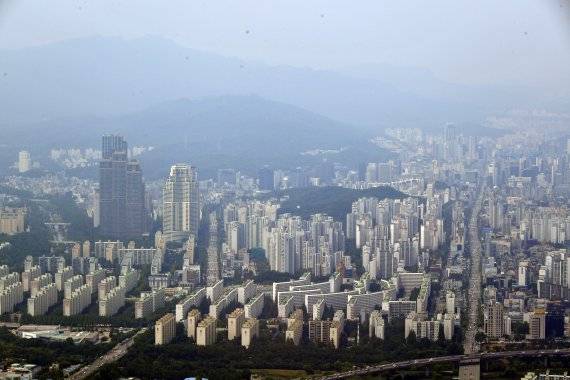 주거지역 용도변경을 통한 주택 공급 확대 방안이 추진되고 있다. 서울 강남구 대치동·도곡동·역삼동 일대 전경 사진=서동일 기자