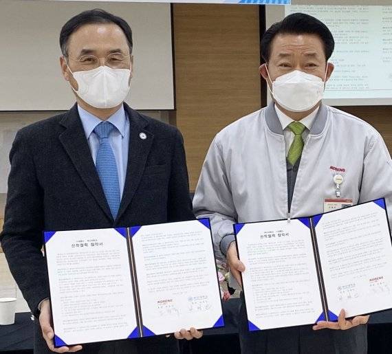 차정인 부산대 총장(왼쪽)과 조용국 ㈜코렌스 회장이 산학협력 협약 체결 후 기념사진을 찍고 있다. 부산대학교 제공