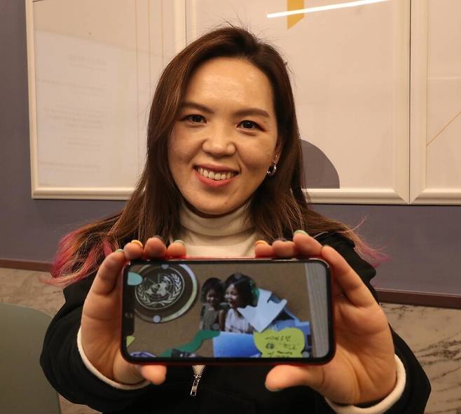 김한나 그립컴퍼니 대표가 6일 서울 서초구 사무실에서 <한겨레>와 인터뷰하고 있다. 20대 때 국제구호활동가로서 유엔개발계획 등 국제기구에 진출하고 싶다는 목표를 세웠던 모습을 사진으로 보여주고 있다. 강창광 선임기자 chang@hani.co.kr