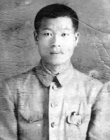 아내 이숙의가 평생 품에 간직한 빛바랜 사진, 박종근의 20대 초반 시절. <이 여자, 이숙의> (삼인, 2007)