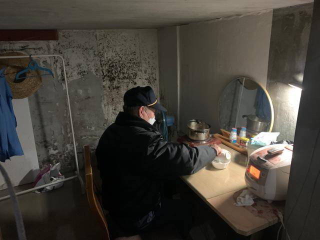 경기 지역의 아파트 지하에 마련된 경비노동자의 휴게실. 곰팡이가 슬어 있고, 탁한 공기 속에 마련된 식당에서 이들은 식사를 할 수밖에 없다. 김영훈 기자