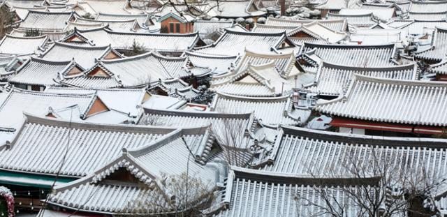 전북 전주시 오목대 산책로에서 바라본 한옥마을 지붕 위에 눈이 쌓여 있다. 뉴스1