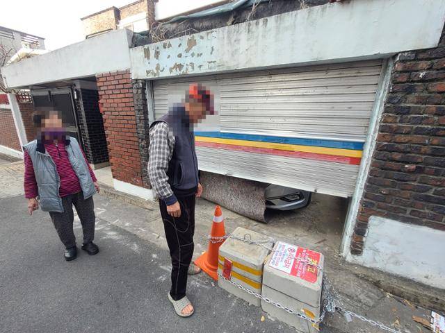 경찰은 12일 대구 수성구 범어동 한 주택가 도로 소유주가 콘크리트 블록과 쇠사슬로 주택가 일부 도로와 차고지를 막은 것과 관련, 현장조사를 벌이겠다고 밝혔다. 김민규 기자 whitekmg@hankookilbo.com